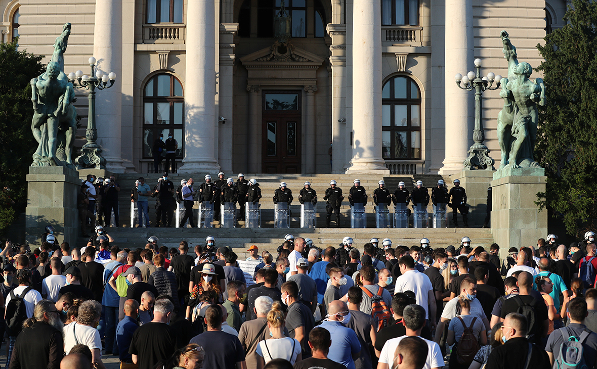 Власти Сербии после протестов запретили собираться больше 10 человек