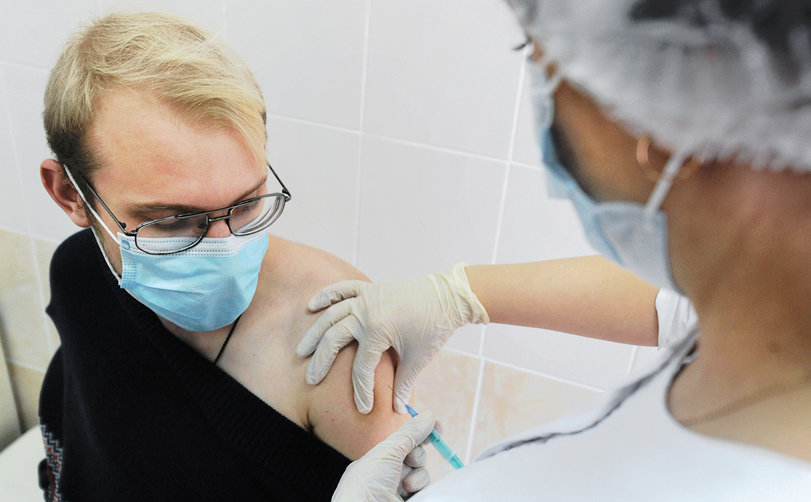 Минздрав пообещал россиянам бесплатную вакцинацию от COVID-19